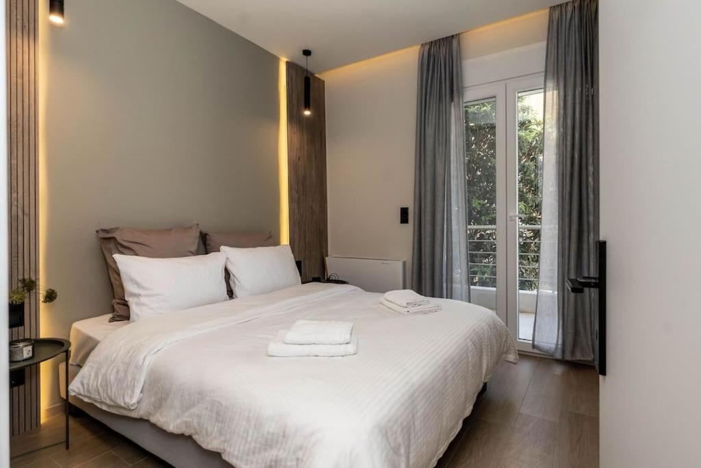 um quarto com uma cama com duas toalhas em 8 Blocks Apartments 4A em Alexandroúpolis