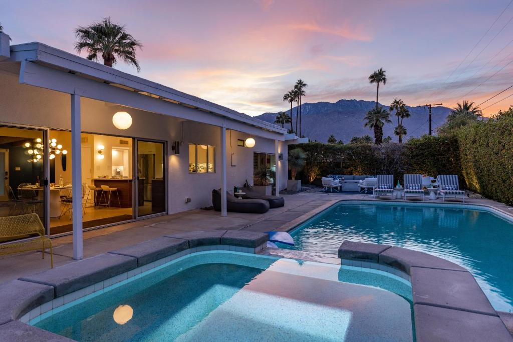 ein Haus mit einem Pool vor einem Haus in der Unterkunft Mid Century Mood House in Palm Springs