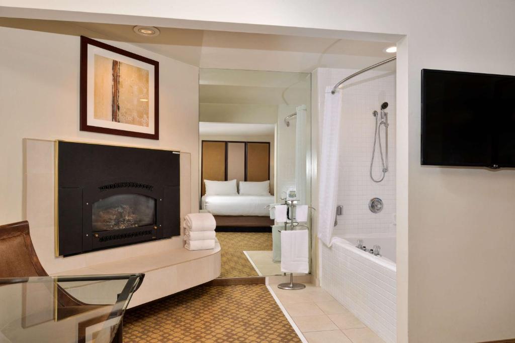 Best Western Corte Madera Inn - 带壁炉和水疗浴的特大室