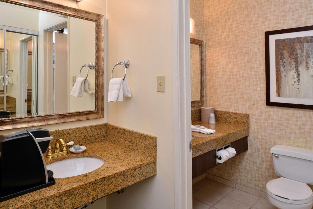 Best Western Corte Madera Inn - 带大号床和双人床的豪华房间