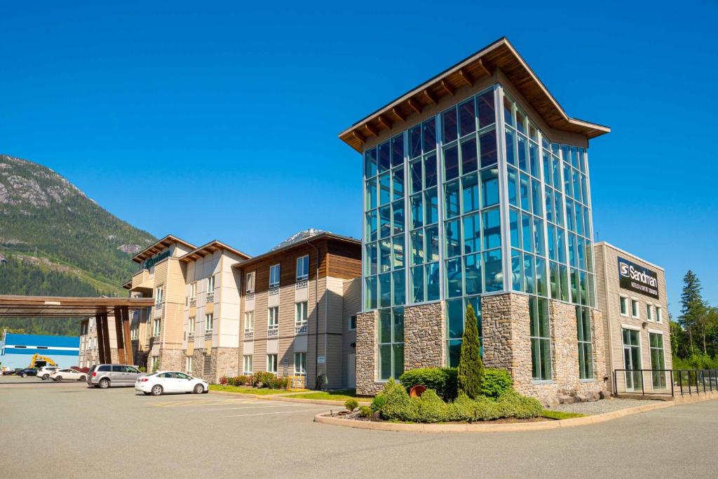 un gran edificio de cristal frente a un aparcamiento en Sandman Hotel and Suites Squamish, en Squamish