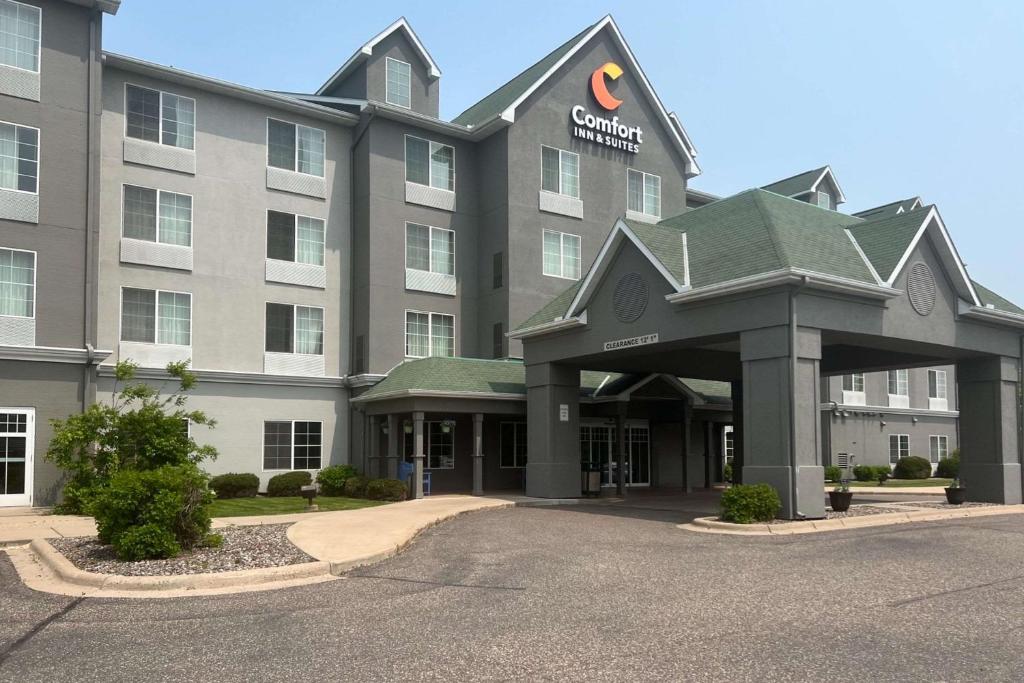 una representación de un hotel en la parte delantera del edificio en Comfort Inn & Suites St. Paul Northeast, en Vadnais Heights