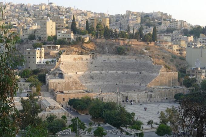 eine Luftansicht des antiken Amphitheaters in einer Stadt in der Unterkunft Jawal Hotel in Amman