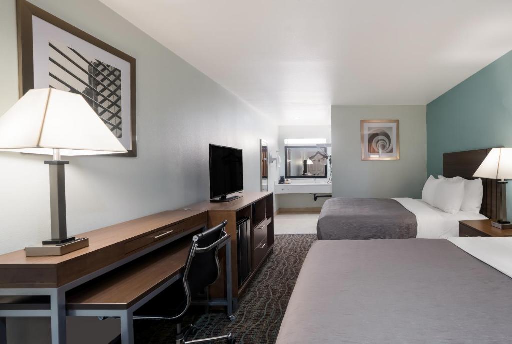 Quality Inn Fairfield Napa Valley Area - Queen Room With Two Queen Beds - Non-Smoking