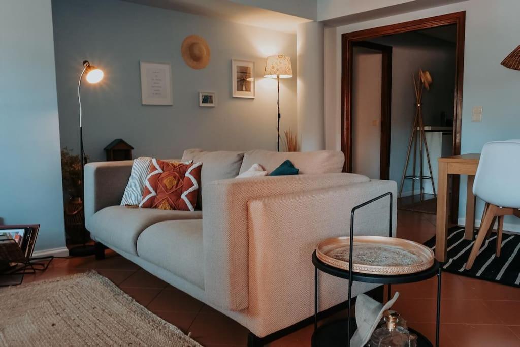 uma sala de estar com um sofá e uma mesa em CABEDELO BEACH FLAT em Viana do Castelo