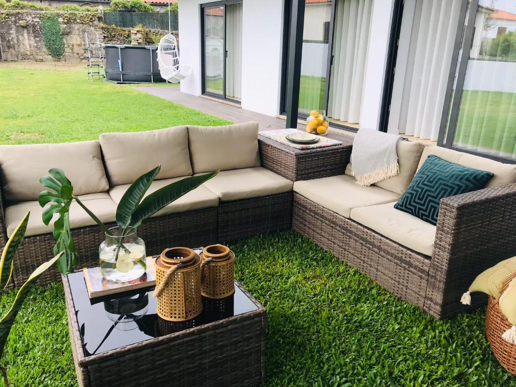 NeivaにあるCentral Guest Houseのパティオ(ソファ、芝生のテーブル付)