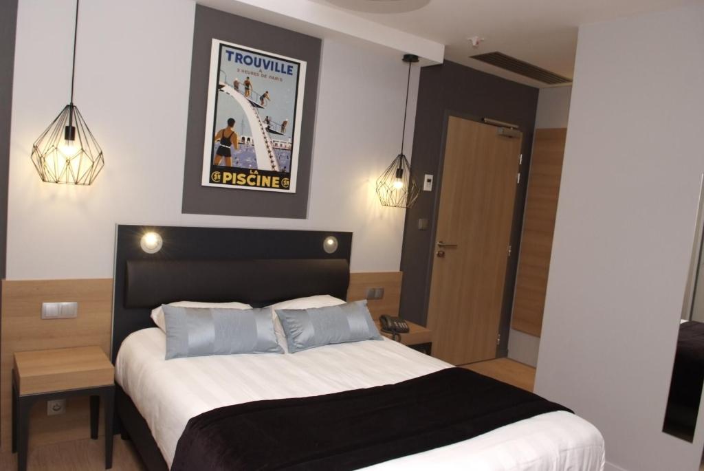 Postel nebo postele na pokoji v ubytování Logis Grand Hôtel Des Bains