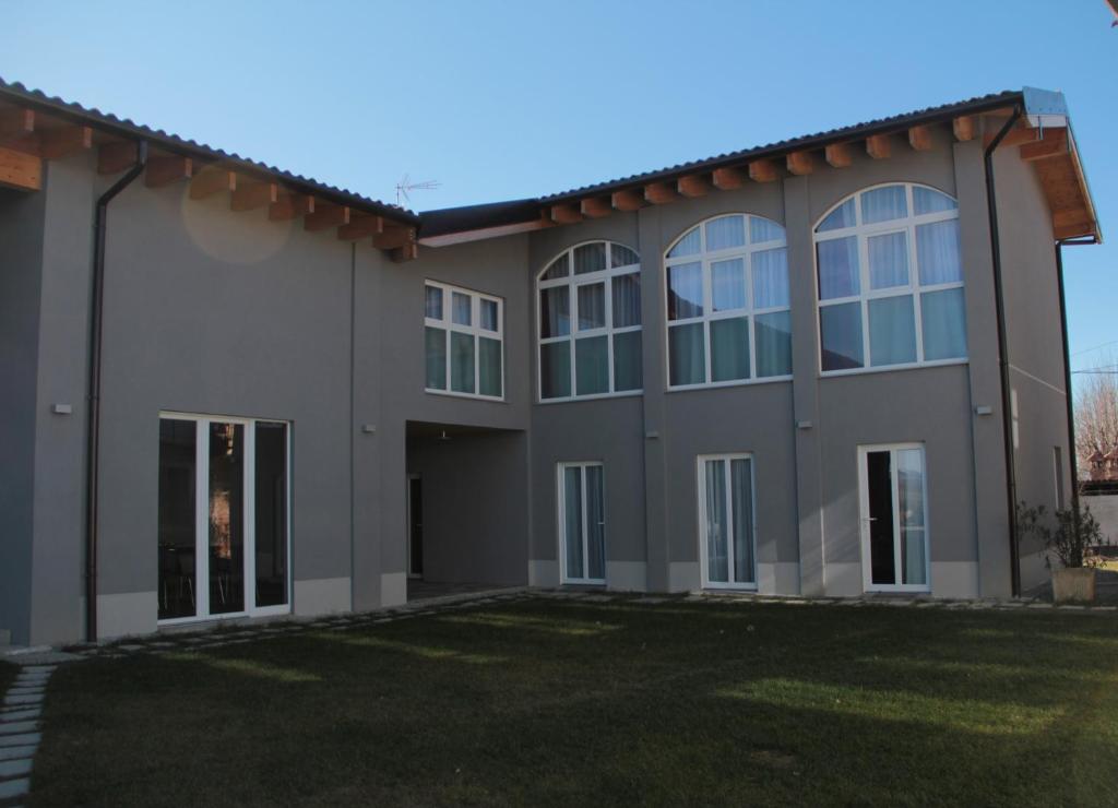 a large house with a lawn in front of it at Affittacamere Casamatta in La Morra