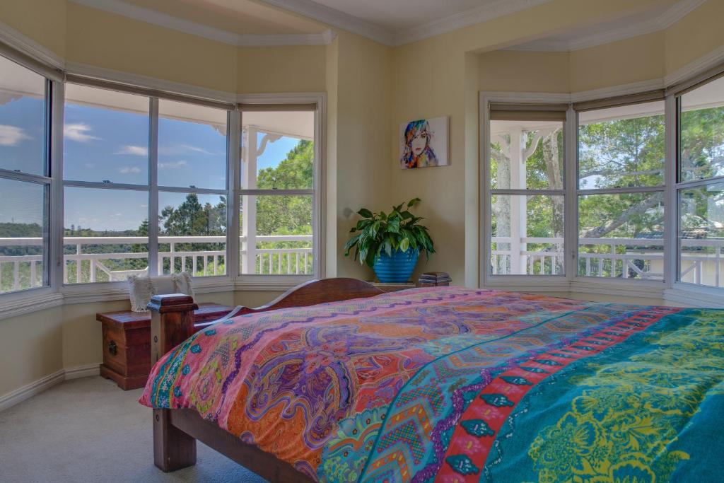 Un pat sau paturi într-o cameră la Bohemian Breeze
