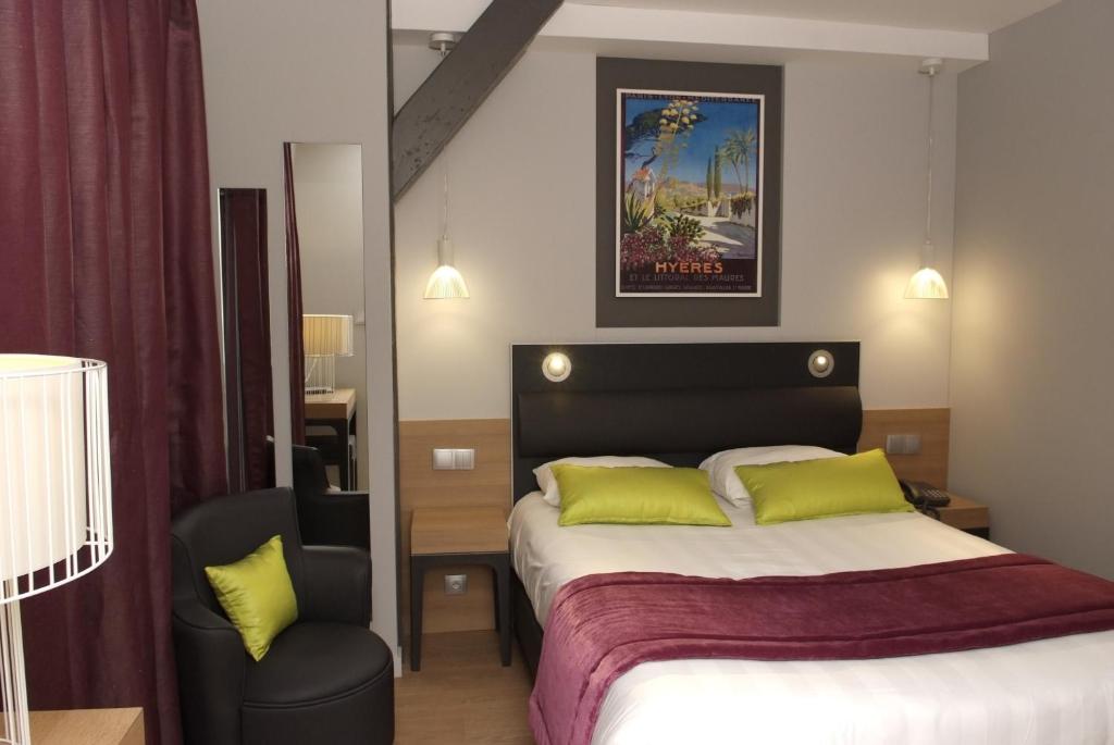 Postel nebo postele na pokoji v ubytování Logis Grand Hôtel Des Bains