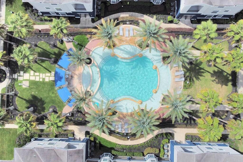 una vista aérea de una piscina en un complejo en Beautiful spacious apartment !, en Webster