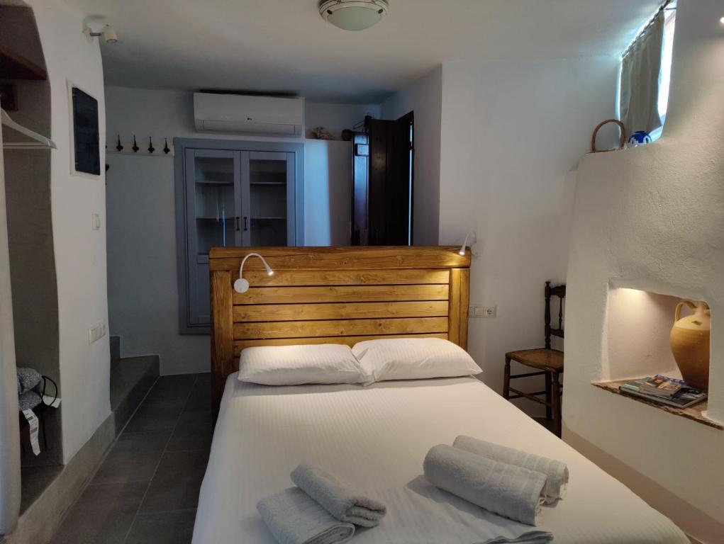 um quarto com uma cama com duas toalhas em Naxos Galanado Casa Thea em Galanádhon