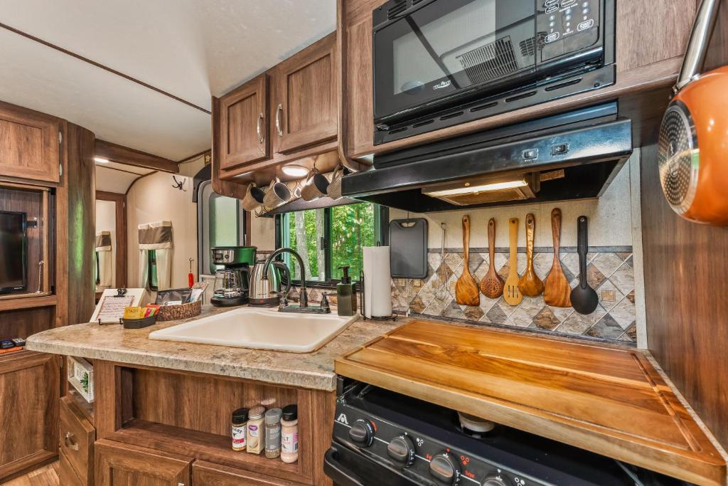 15 Must-Have Items for Your RV Kitchen - Glamper Life