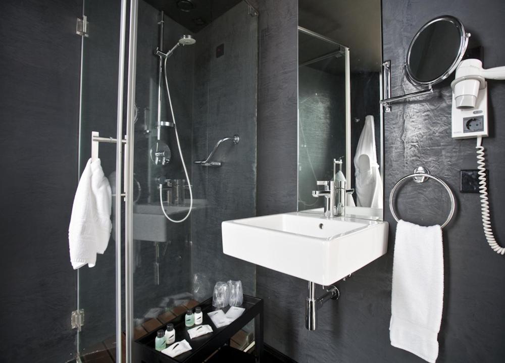 Een badkamer bij Funchal Design Hotel