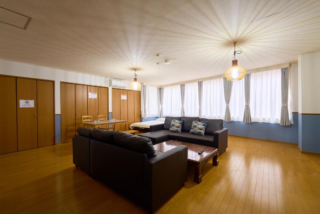 uma sala de estar com dois sofás e um sofá em Haneda Lex Apartment em Tóquio