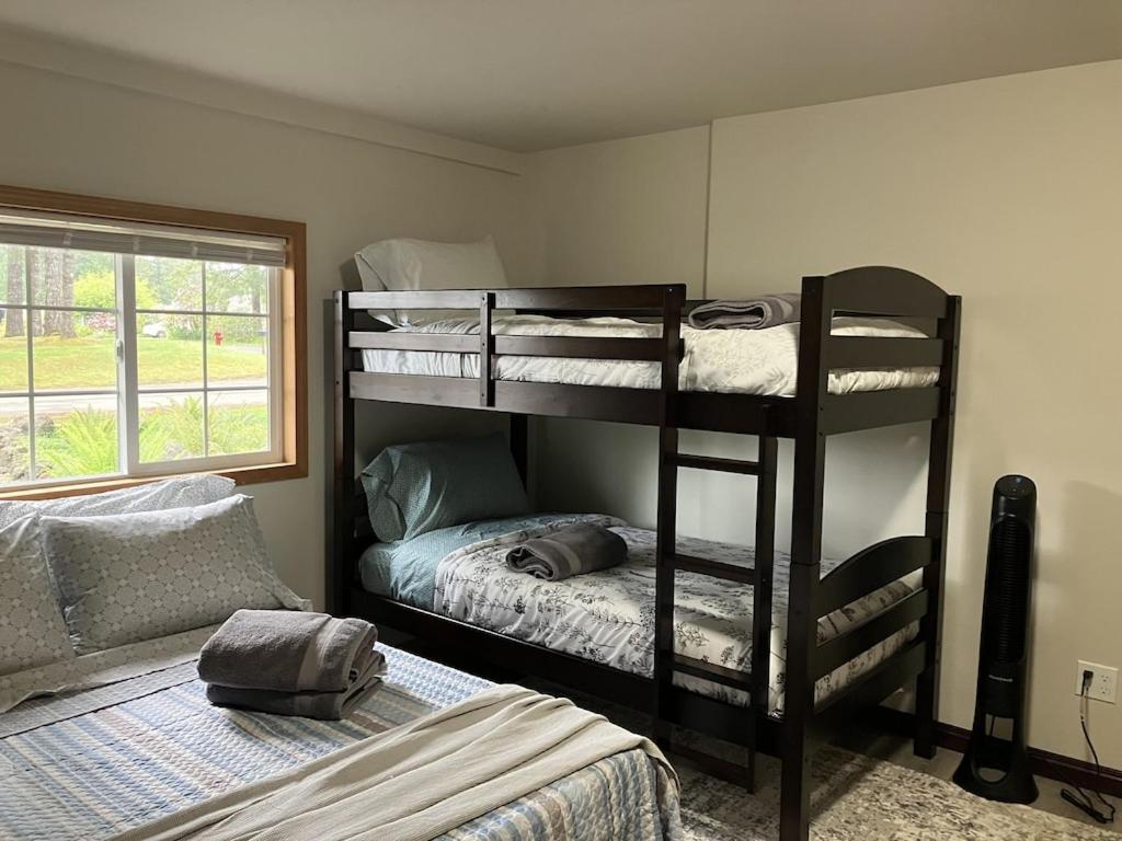 Postel nebo postele na pokoji v ubytování Forks Fir House