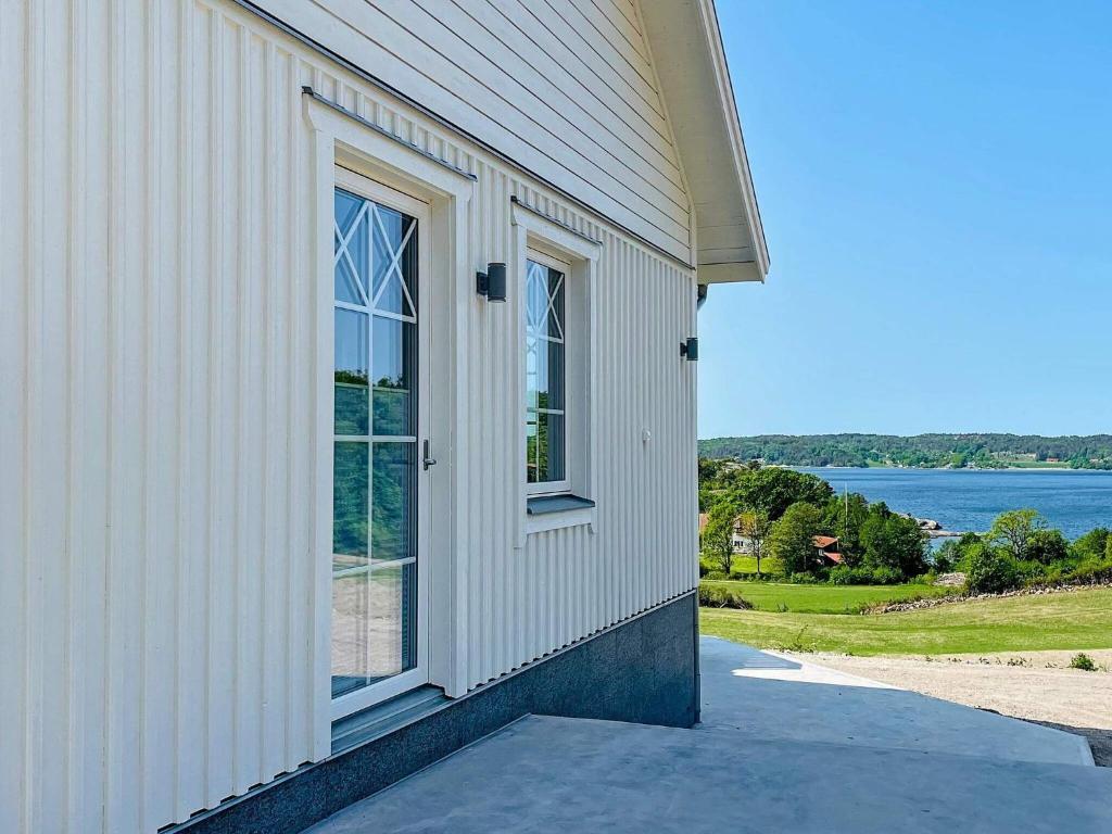 een wit gebouw met een raam en uitzicht op het water bij 8 person holiday home in UDDEVALLA-By Traum in Sundsandvik