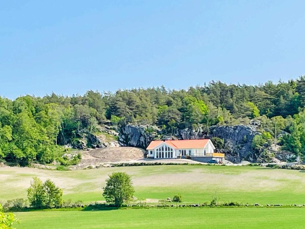 een luchtzicht op een huis op een heuvel bij Holiday home UDDEVALLA XXII in Sundsandvik