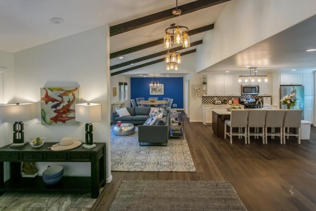 uma sala de estar e uma cozinha com uma sala de jantar e uma sala de estar em Modern Open Concept Mountain View NEW Home em Mount Shasta