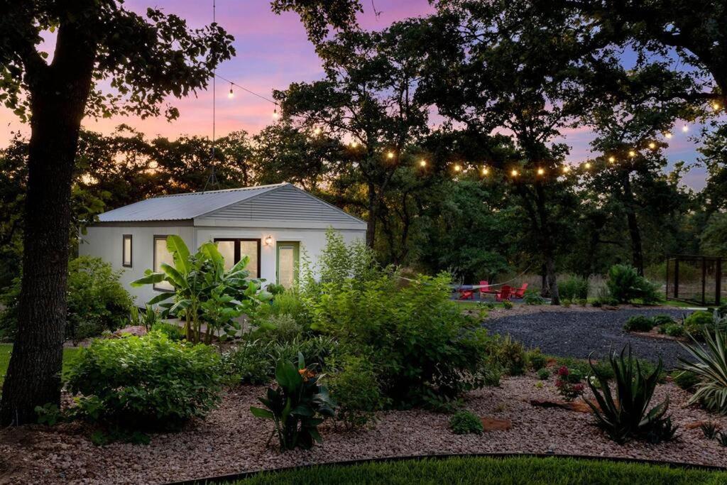 Κήπος έξω από το The Woodland Oasis I Luxurious Cabin Getaway I