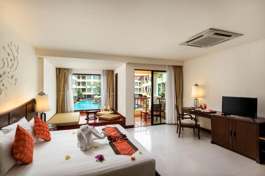 Postel nebo postele na pokoji v ubytování Patong Paragon Resort & Spa SHA Extra Plus