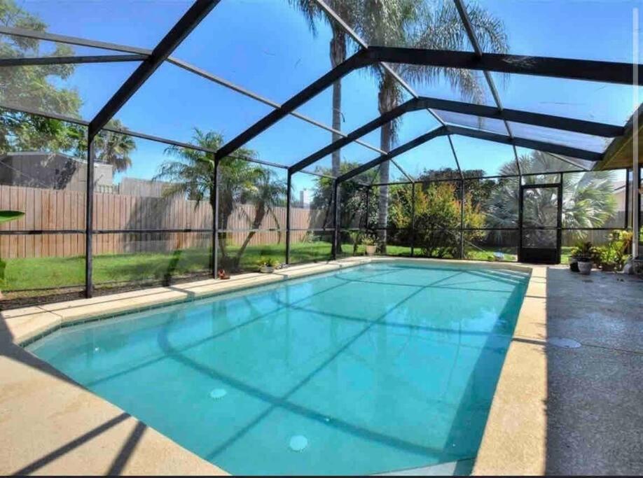 une grande piscine avec un bleu clair dans l'établissement Florida Oasis, à Auburndale