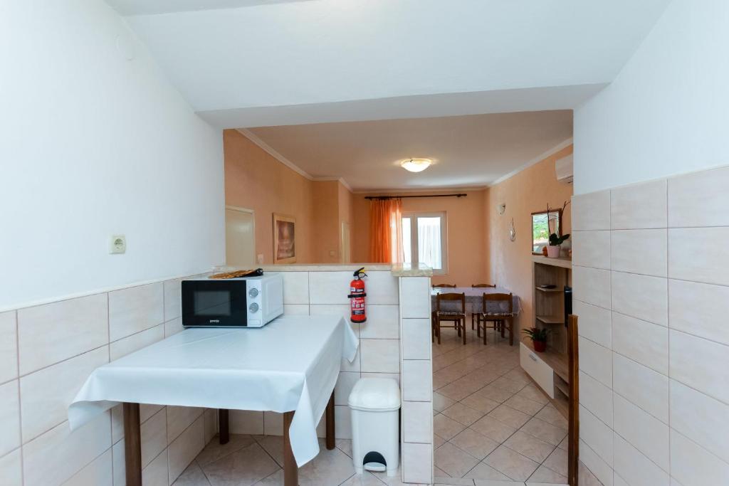 Kuchyň nebo kuchyňský kout v ubytování House Nenad