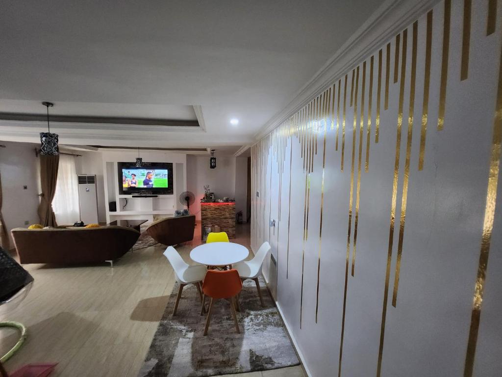 TV a/nebo společenská místnost v ubytování Exquisite and Cozy 3-bedroom Apt with hot-tub, WiFi, DSTV, and Inverter Power Backup
