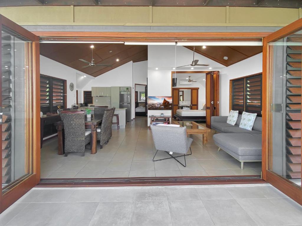 una sala de estar con un sofá y una mesa en Pure Magnetic Villa 9, en Nelly Bay