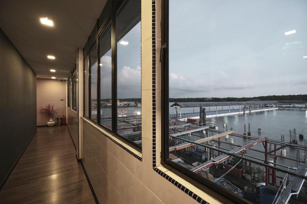 Výhled na řeku, která protéká v blízkosti hotelu