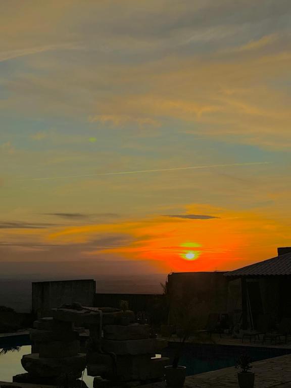 O pôr ou nascer do sol visto da pousada ou dos arredores