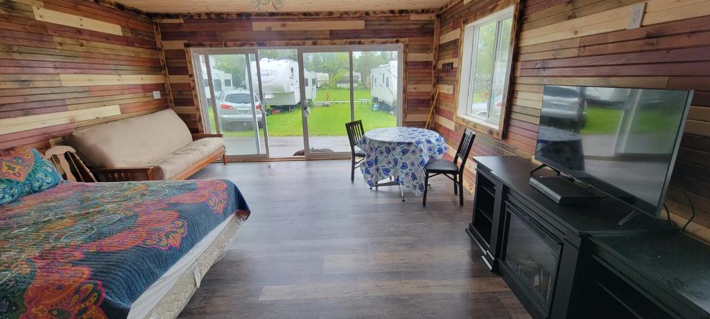 Stoneburg Cove Cottages - Deluxe Queen Studio