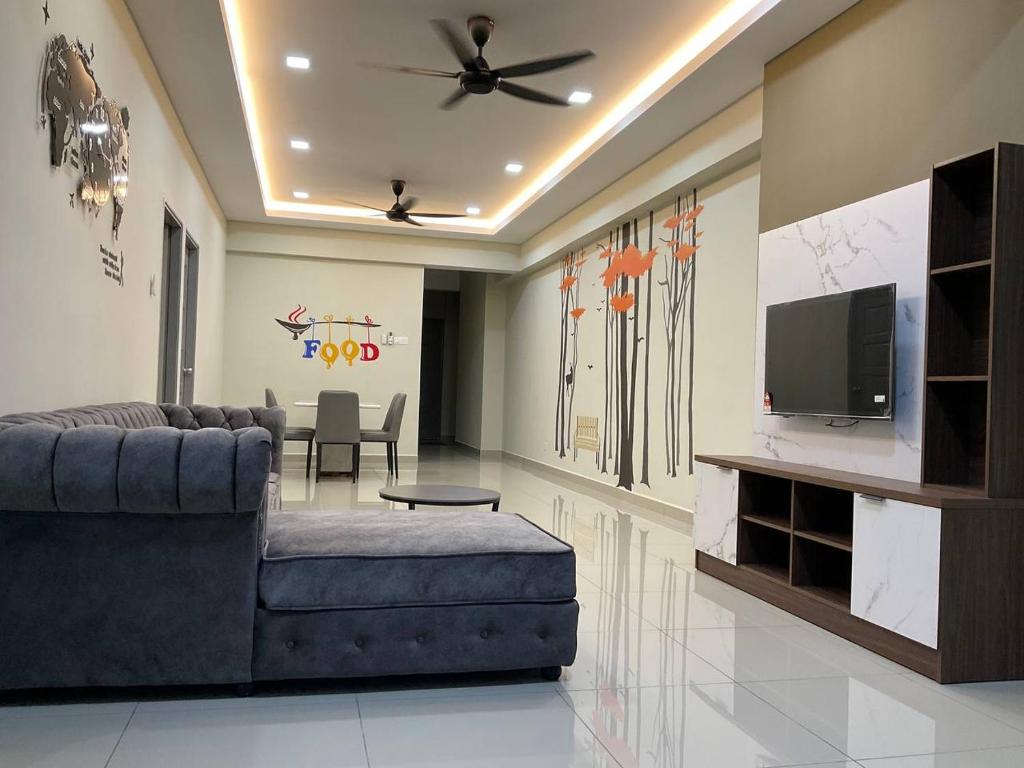 ein Wohnzimmer mit einem Sofa und einem Flachbild-TV in der Unterkunft Sweet Homestay The Venus Sitiawan 温馨民宿 in Sitiawan