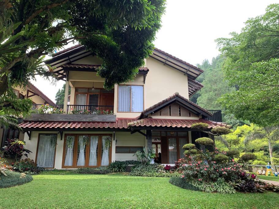 ein Haus mit Balkon auf einem Hof in der Unterkunft Villa Tepi Bukit 