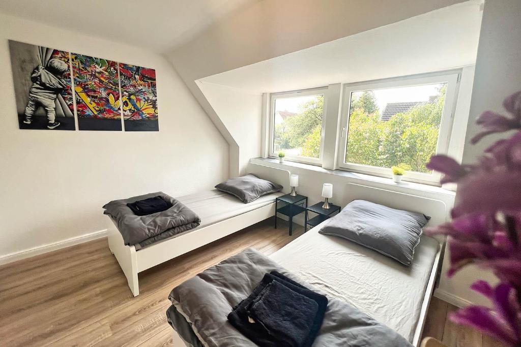 una camera con due letti e un divano in esso di Apartments in Trittau near Hamburg a Trittau