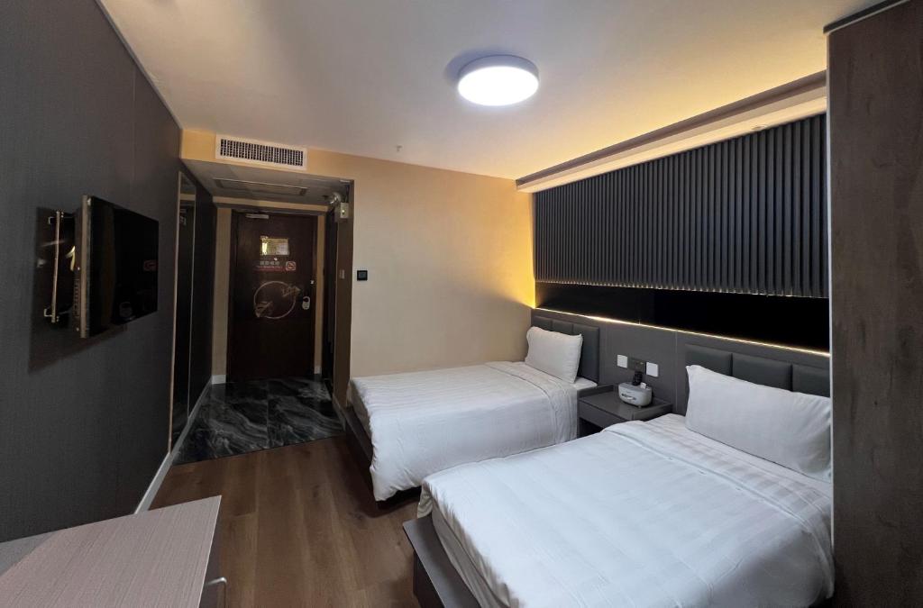 A bed or beds in a room at Hennessy Hotel