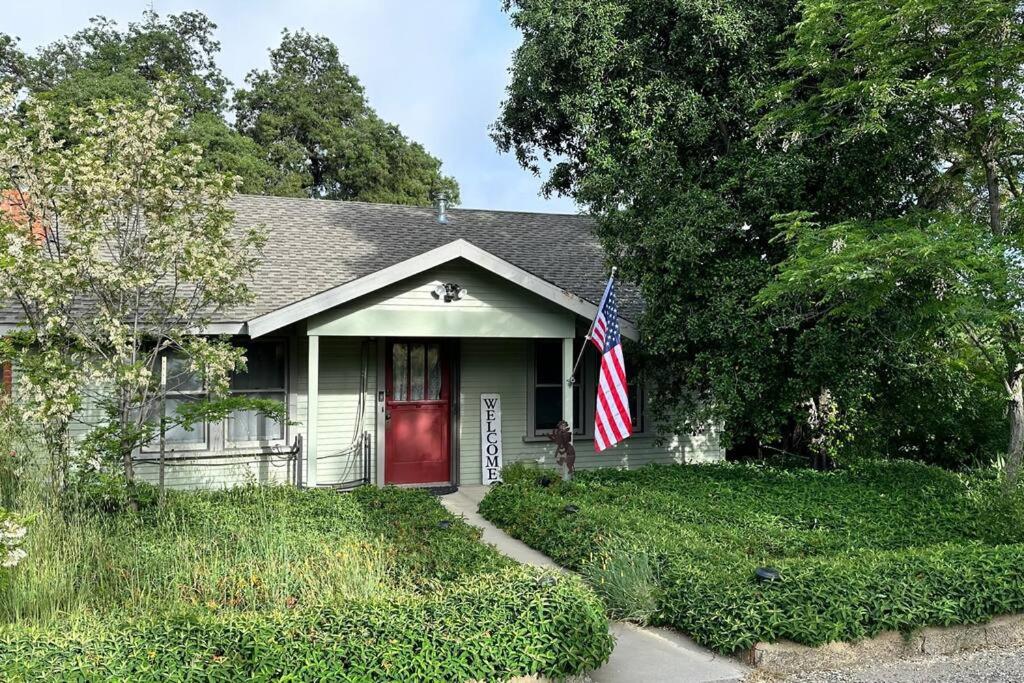 a house with a red door and an american flag at Julian Orchard Ranch in Santa Ysabel