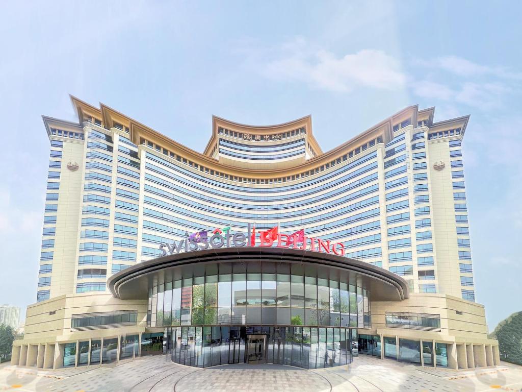 ein großes Gebäude mit einem Schild darüber in der Unterkunft Swissotel Beijing Hong Kong Macau Center in Peking
