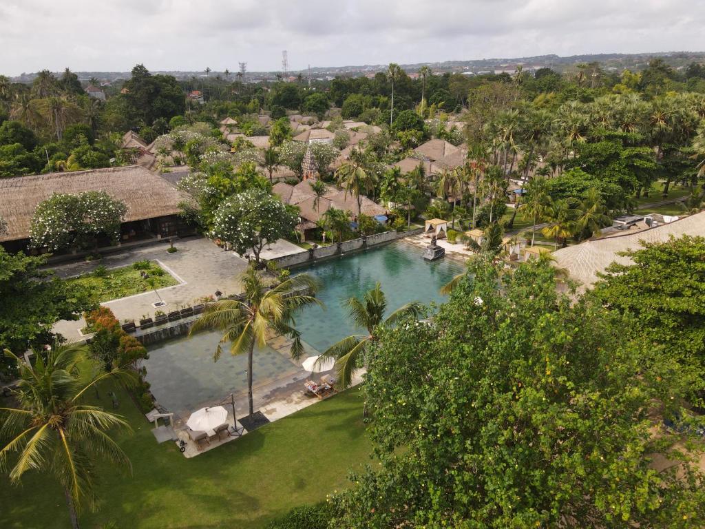 Jimbaran Puri, A Belmond Hotel, Bali في جيمباران: اطلالة جوية على مسبح في منتجع