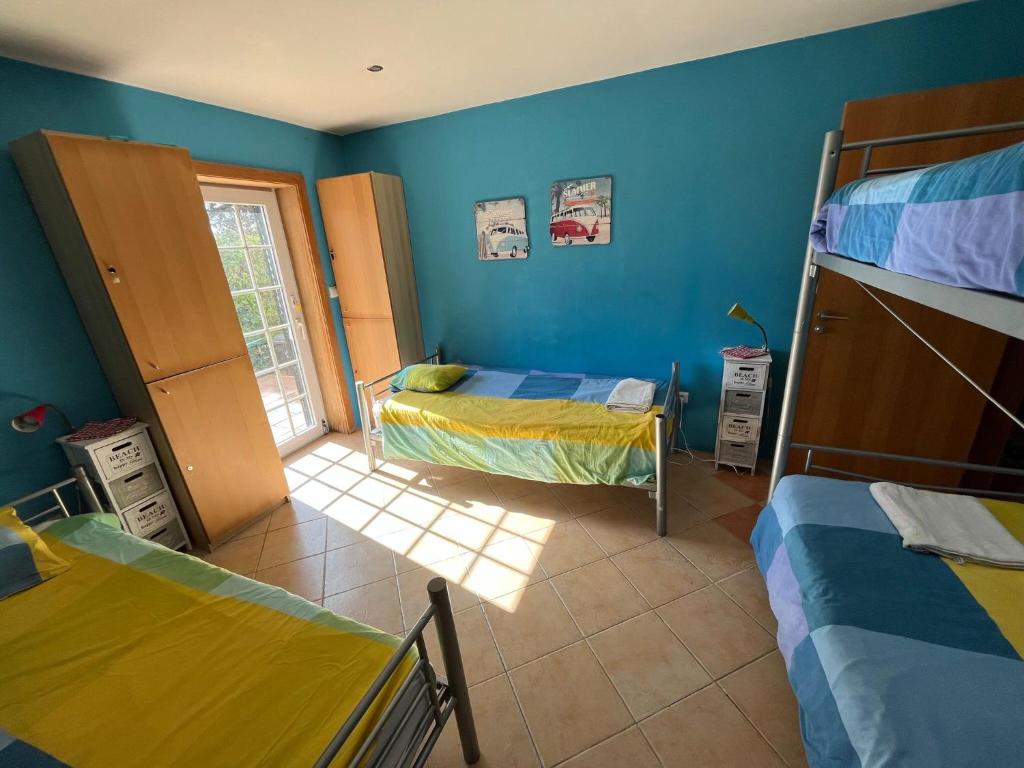 a bedroom with two bunk beds and a window at Amazigh Guincho Hostel & Suítes in Cascais