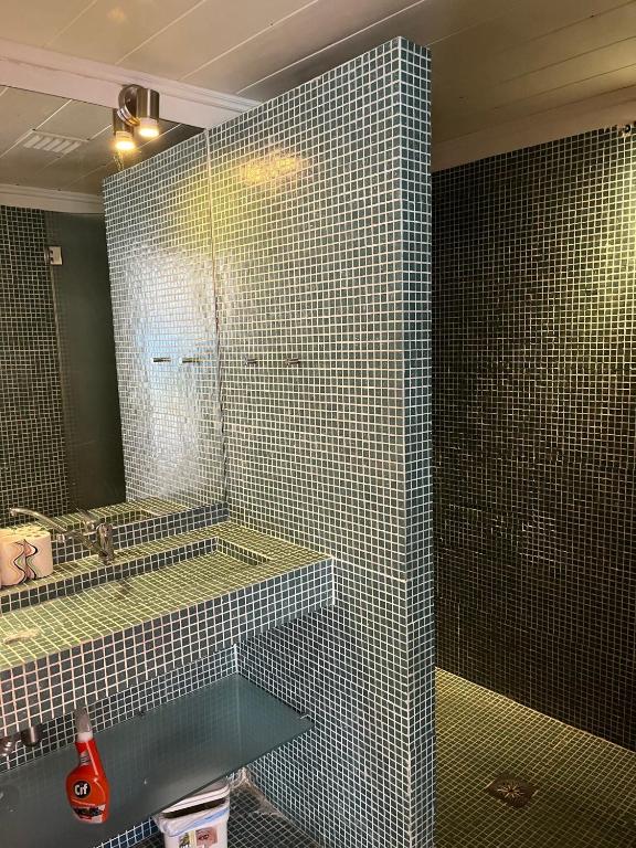 a bathroom with a shower and a sink and a mirror at Amazigh Guincho Hostel & Suítes in Cascais