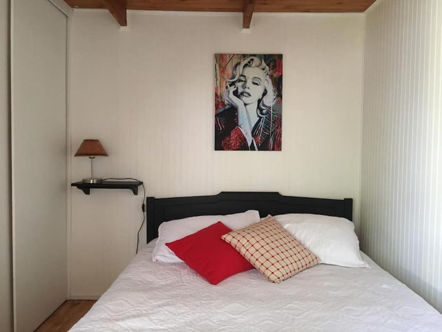 une chambre avec un lit avec un tableau sur le mur dans l'établissement Linda y cómoda casa interior entera/independiente, à San Pedro de la Paz