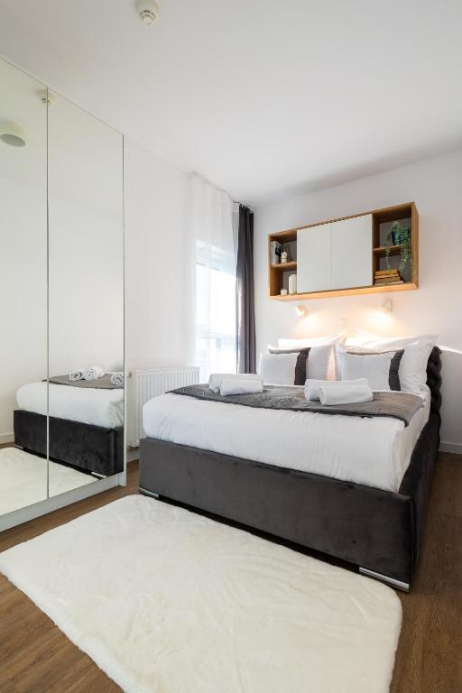 Postel nebo postele na pokoji v ubytování Apartamenty Jaworska 4 Wrocław
