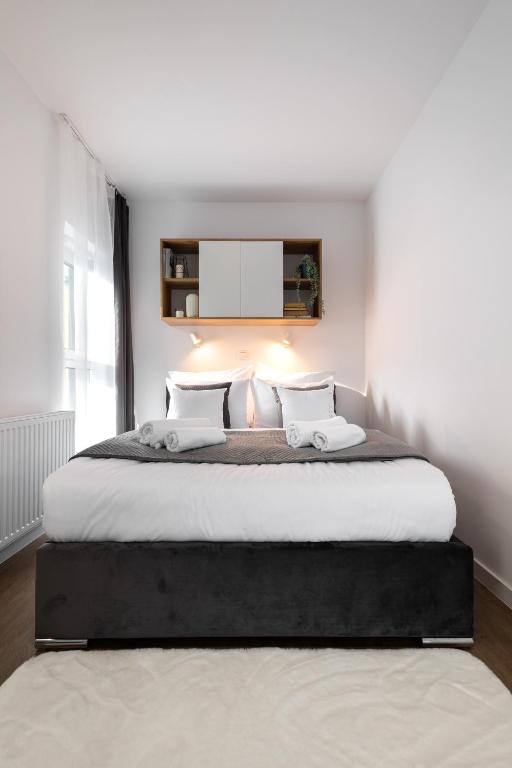 Postel nebo postele na pokoji v ubytování Apartamenty Jaworska 4 Wrocław