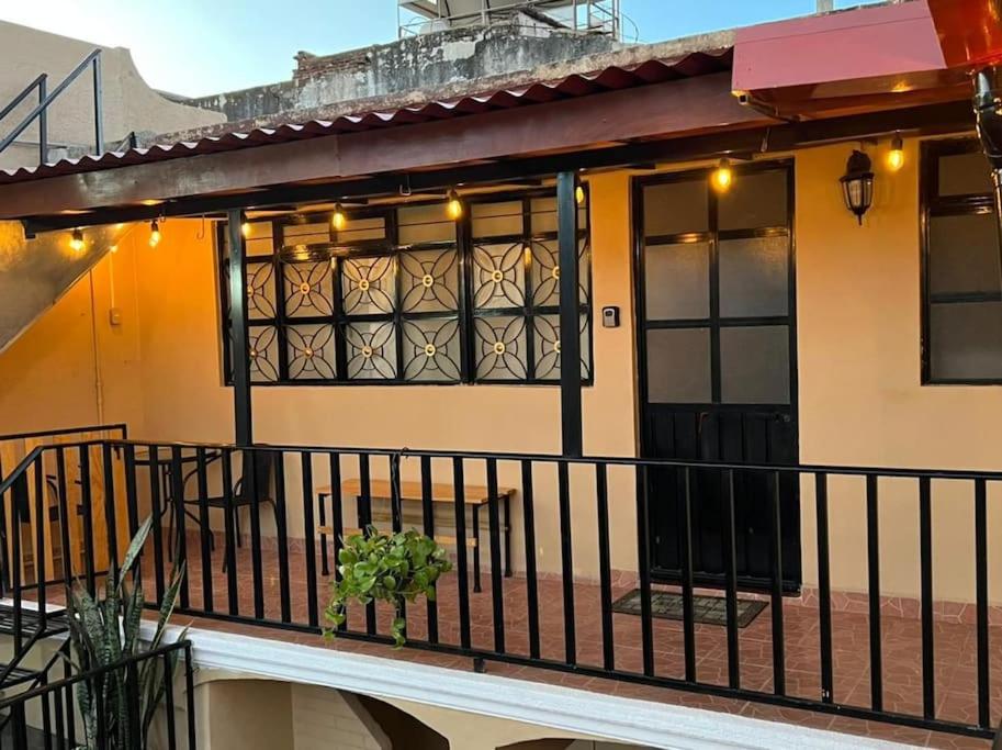 balcón de una casa con barandilla negra en CASA NATY Dep 1, en Oaxaca City