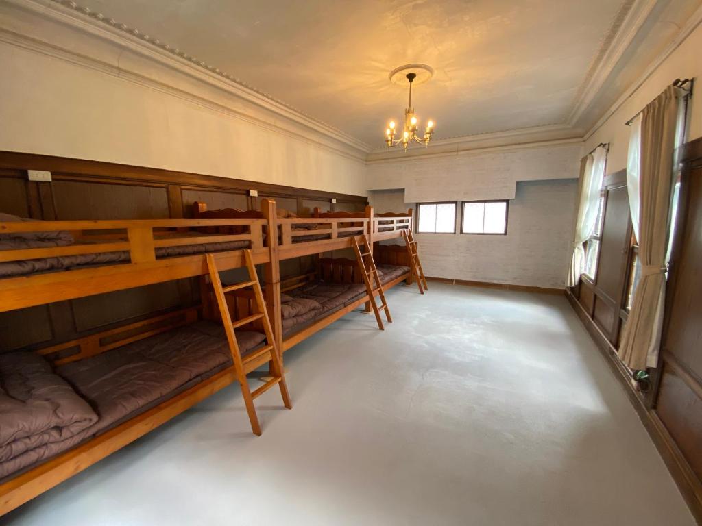 Palanda nebo palandy na pokoji v ubytování anakashico Hostel Kumano Kodo