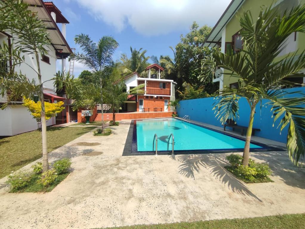 Villa con piscina en un complejo en SISILA BREAK THISSAWEWA en Anuradhapura