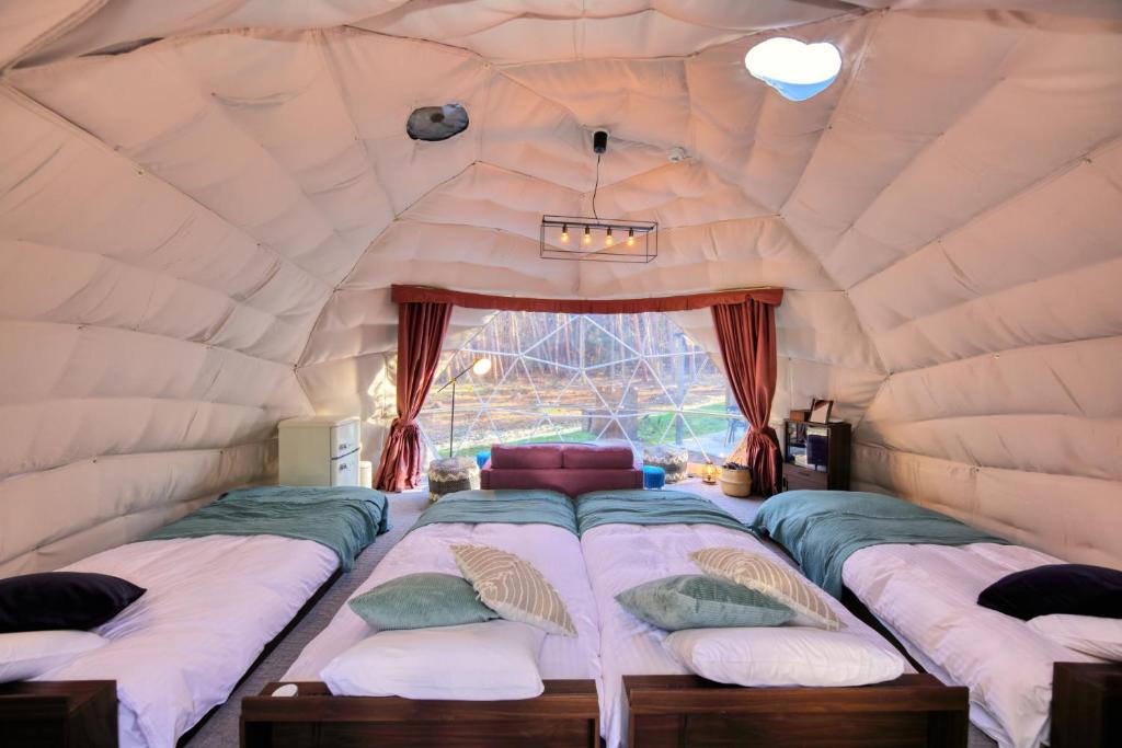 Letto o letti in una camera di HOSHIFULL DOME FUJI