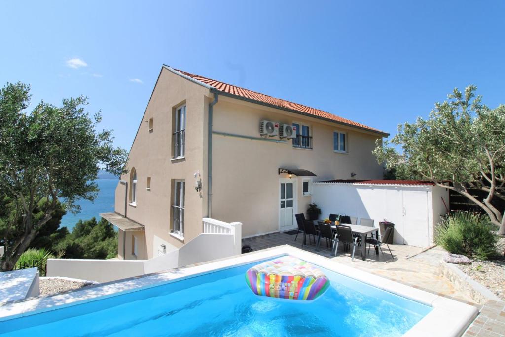 een villa met een zwembad voor een huis bij Luxury apartment Duće with private pool in Omiš