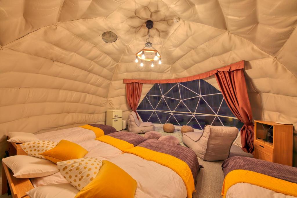 Letto o letti in una camera di HOSHIFULL DOME FUJI
